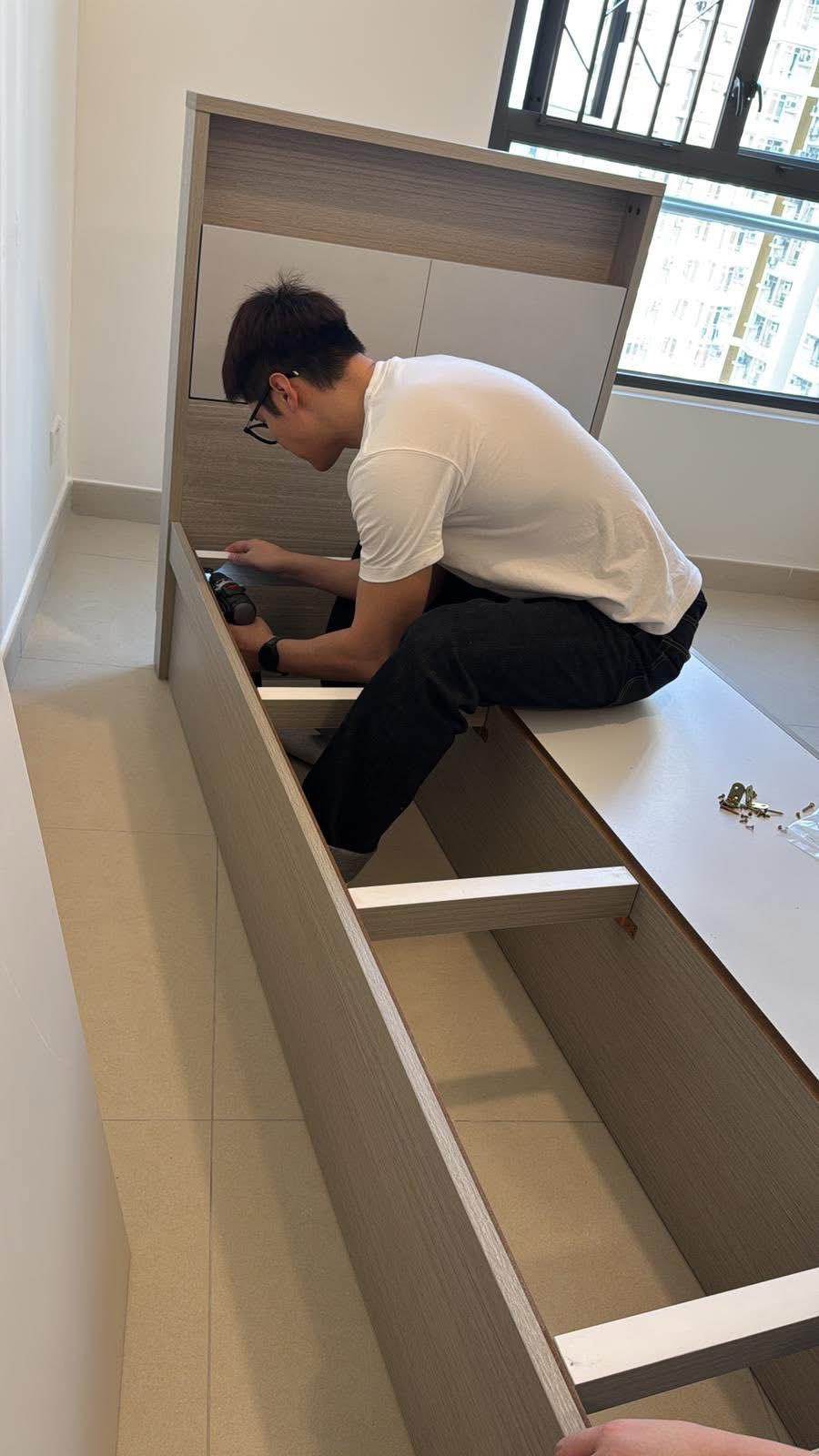 陳家樂來到過渡性房屋幫手砌床。