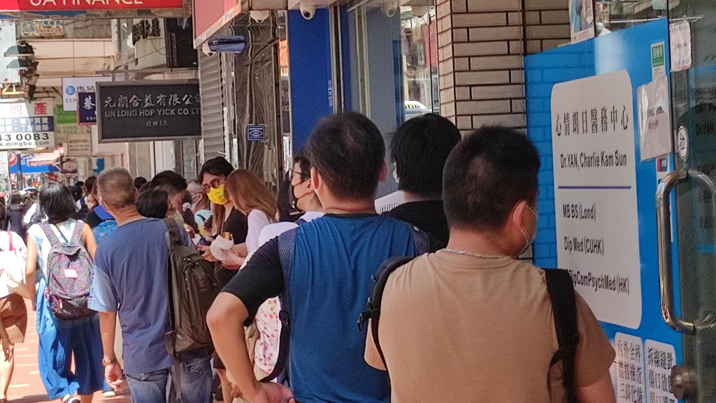 被捕女西醫診所門外之前經常大排長龍。資料圖片