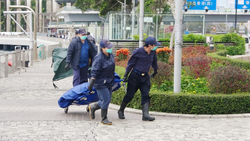 遺體移送殮房。林思明攝
