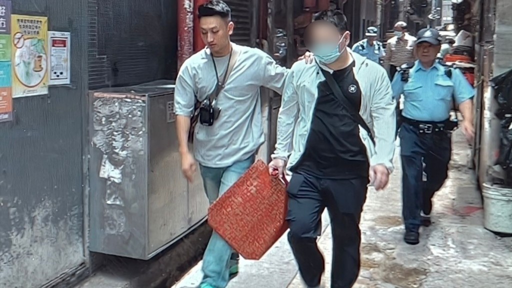 其中一名男子被带署调查。