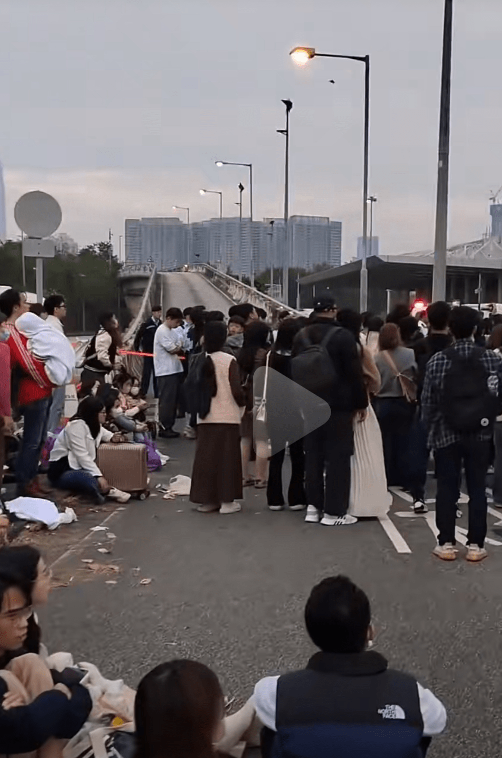 皇崗邊檢站執勤民警就查驗入境深圳旅客近4.5萬人次。抖音影片截圖