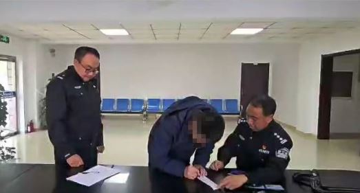 內蒙古有婚車公司找人「冒警」為迎親隊開路被罰。青城公安