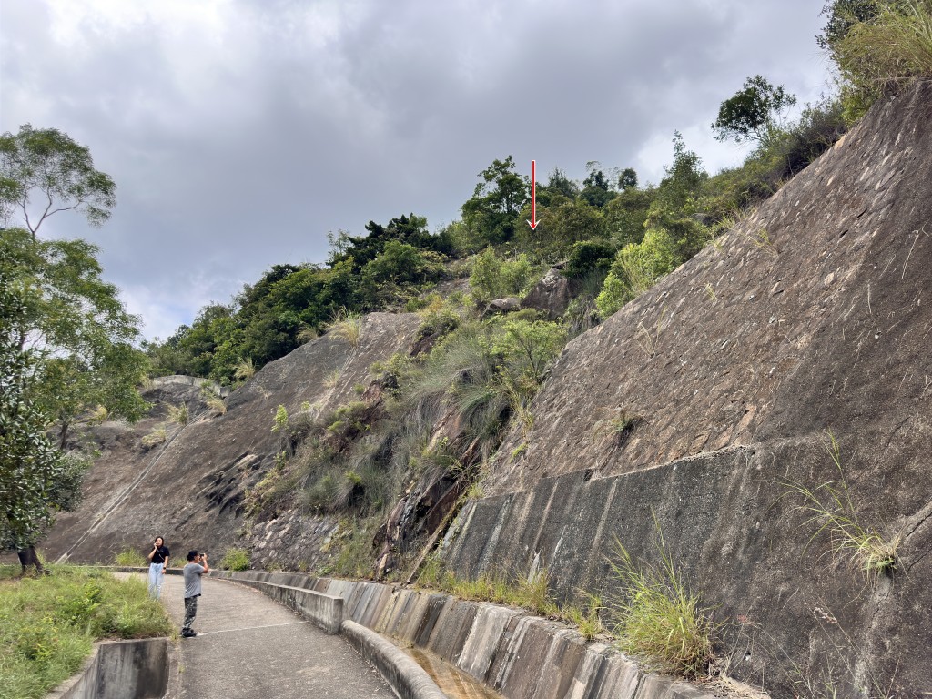 女事主被困離地十多米巨石上。梁國峰攝