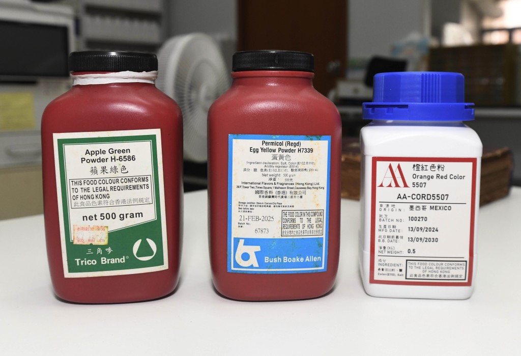 「紅色樽」裡裝的是合法的合成食用紅色素（如胭脂紅），但呂文熙發現生產過程中有機會產生致癌物蘇丹紅一號。