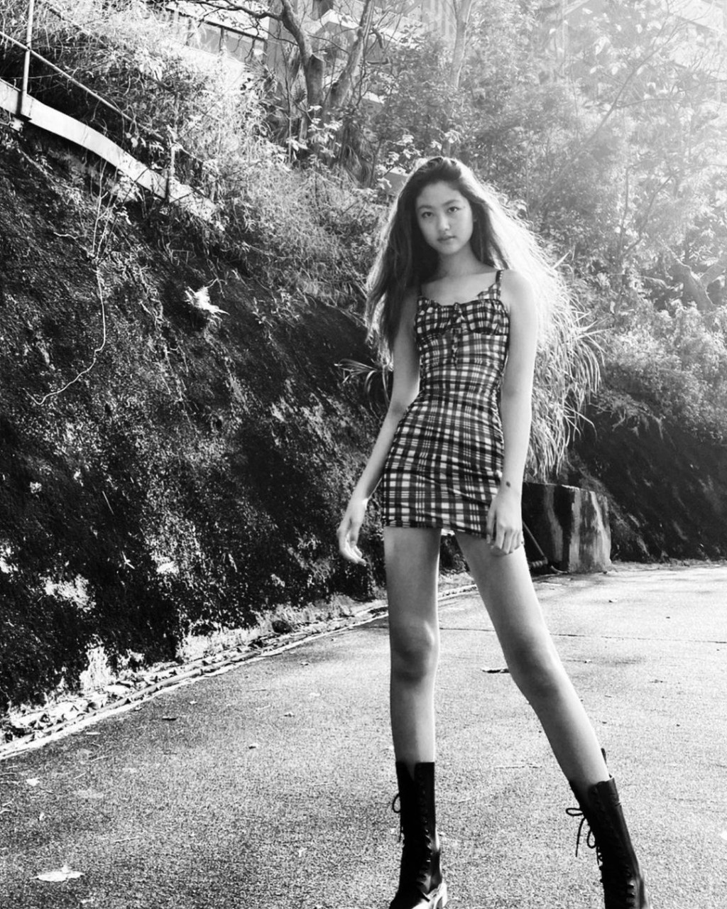 擁有一雙逆天長腿。