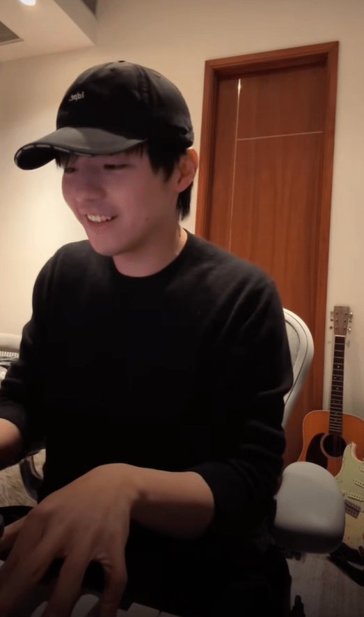 Ian在直播中親自彈唱新歌《傷口上灑辣椒醬》及《無名指》。 Ian在直播中親自彈唱新歌《傷口上灑辣椒醬》及《無名指》。