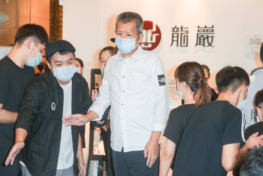 小鬼父亲对艺人朋友提出一个请求，希望大家尽量跟媒体分享一些鸿升的事或分享他的好。