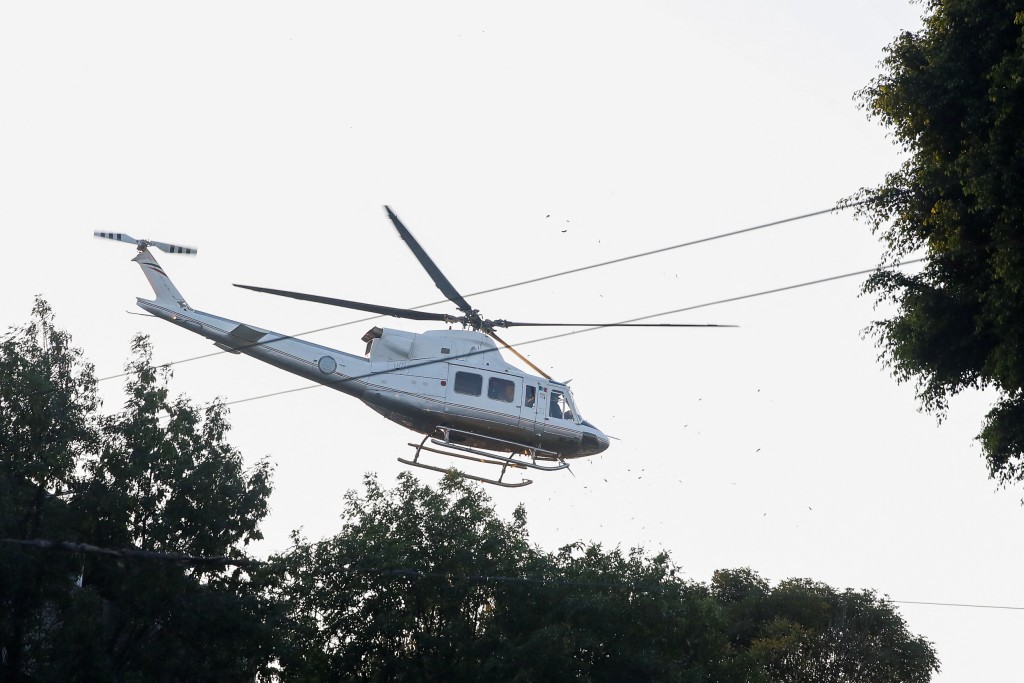 当局派出直升机在市内巡逻。路透社