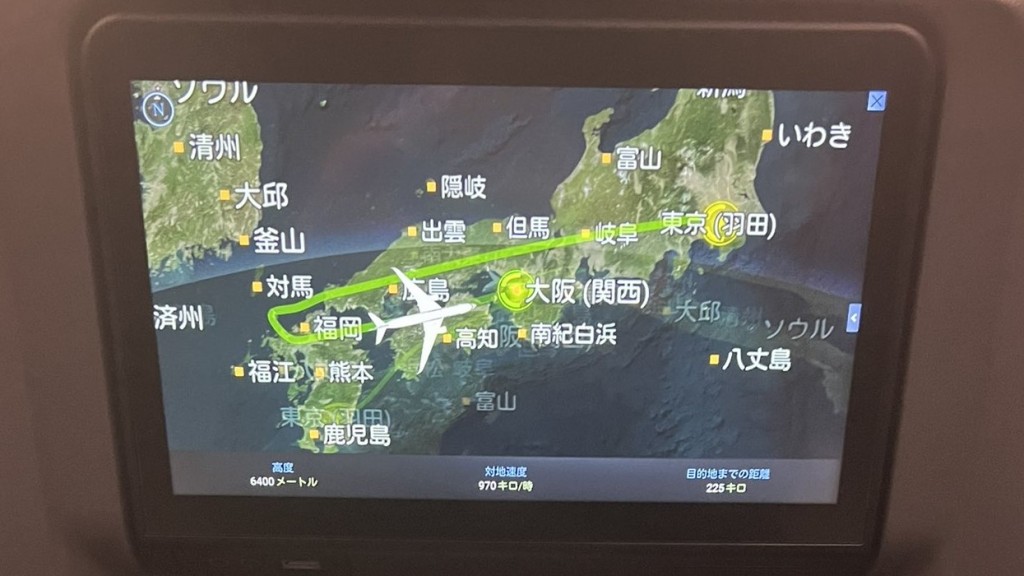 乘客无奈拍下飞机椅背显示的飞行路线。