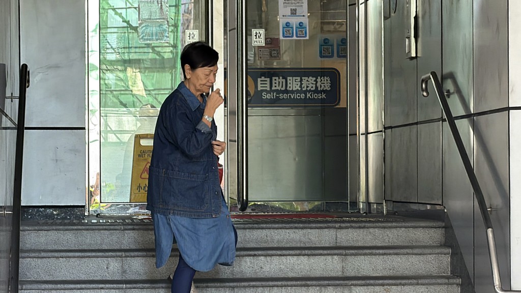 黃振華母親離開旺角警署。梁國峰攝 黃振華母親離開旺角警署。梁國峰攝