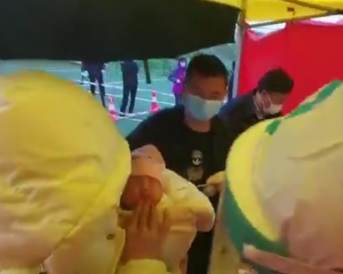 41天大嬰兒做檢疫測試。微博影片截圖