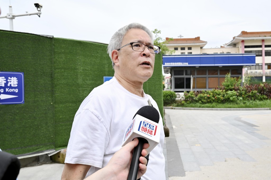 香港市民顧先生相信,新口岸開通後,上落車比以往方便,而且有冷氣,下雨天也不用擔心淋濕。劉駿軒攝 香港市民顧先生相信,新口岸開通後,上落車比以往方便,而且有冷氣,下雨天也不用擔心淋濕。劉駿軒攝