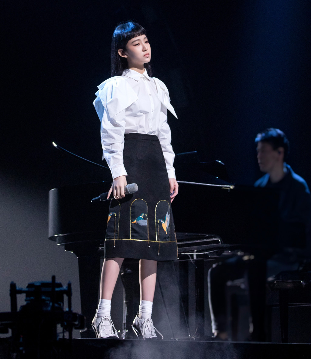 炎明熹去年參加《聲生不息》在內地人氣急升，更成為內地最紅的香港新晉歌手之一。