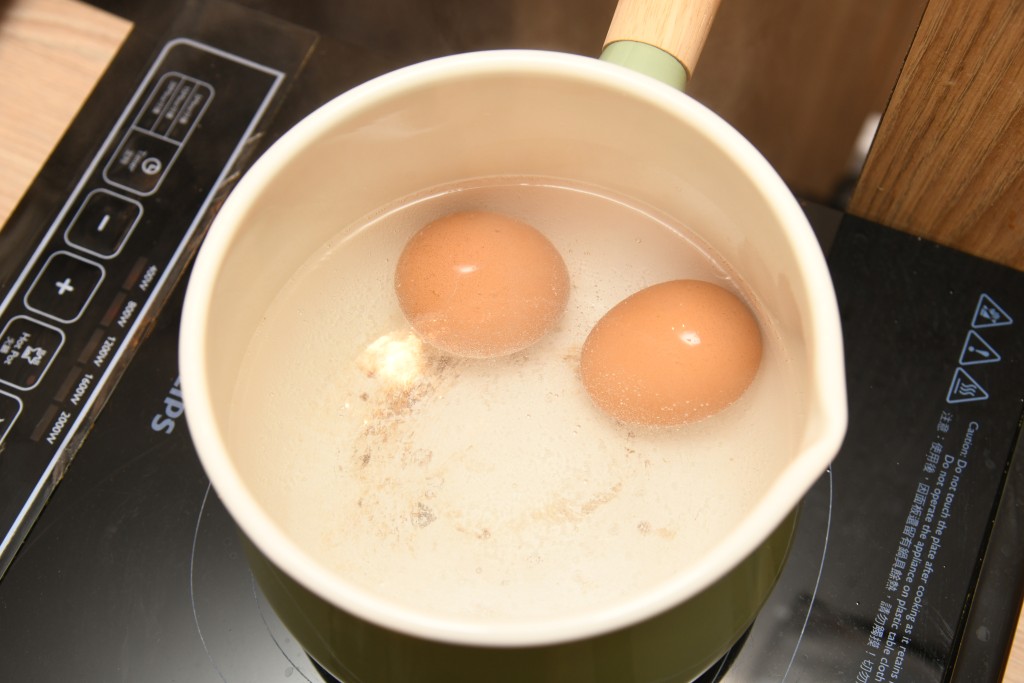 Step 2: 將雞蛋烚熟，取出放在冷水浸十分鐘。 Boil the eggs until done, then put them in cold water for 10 minutes.