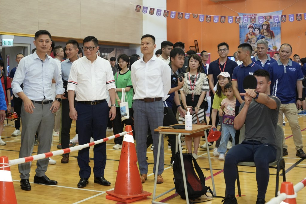 保安局局長鄧炳強（左二）參觀消防及救護學院開放日。劉駿軒攝