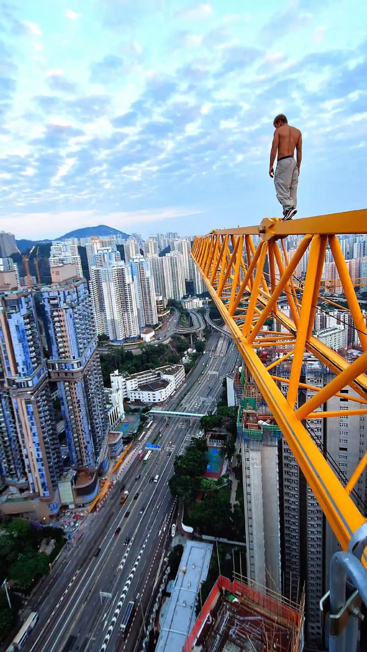 片中見到多幢九龍灣的建築物。網上片段截圖