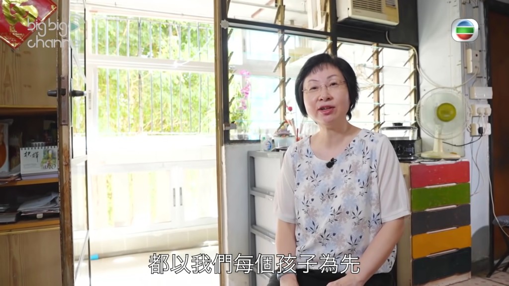 二女當時現身節目獻花,亦讚許婆婆是200分的媽媽。 二女當時現身節目獻花,亦讚許婆婆是200分的媽媽。