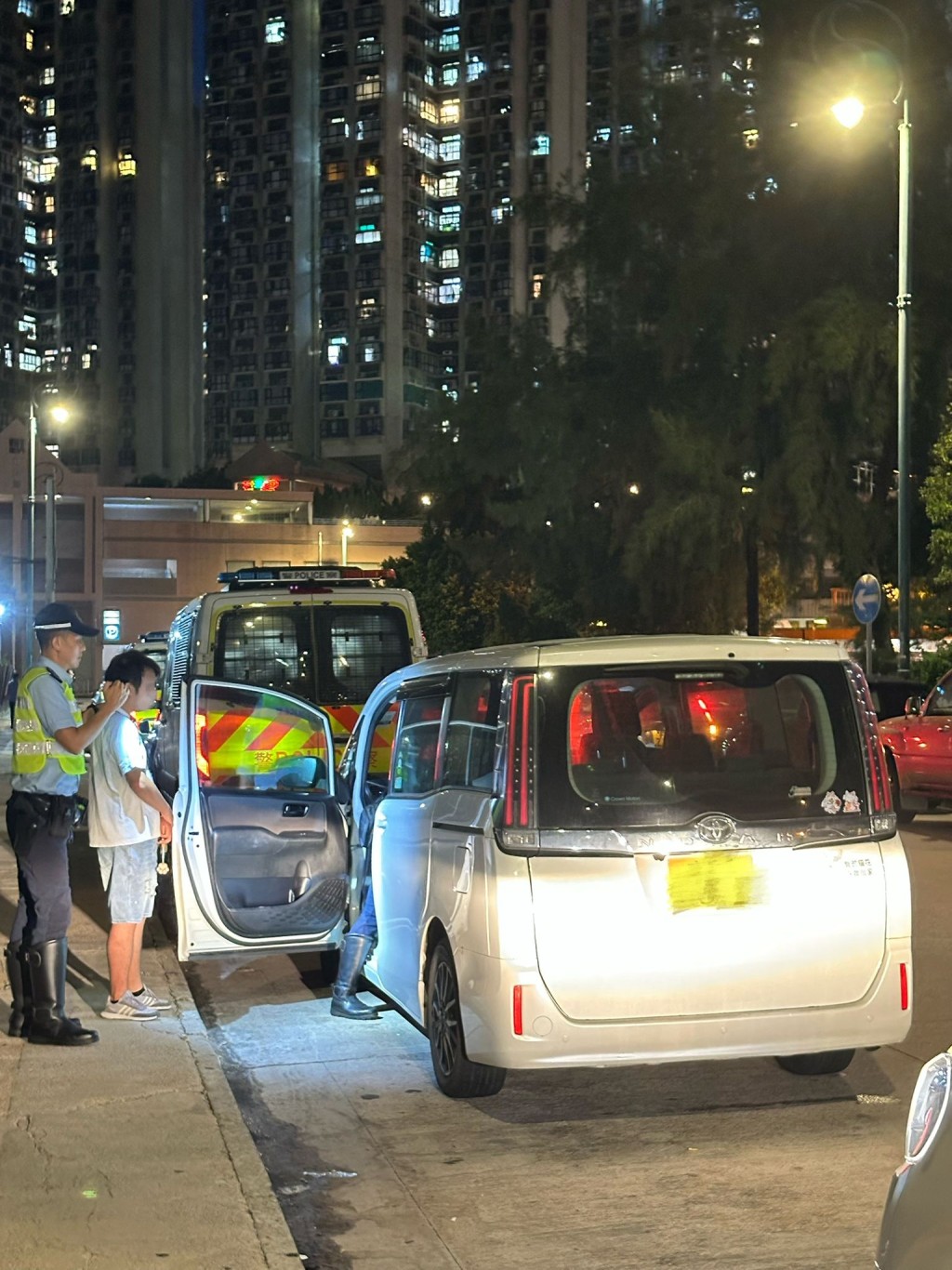 行動中的兩部私家車已被扣查作進一步檢驗。政府新聞處圖片