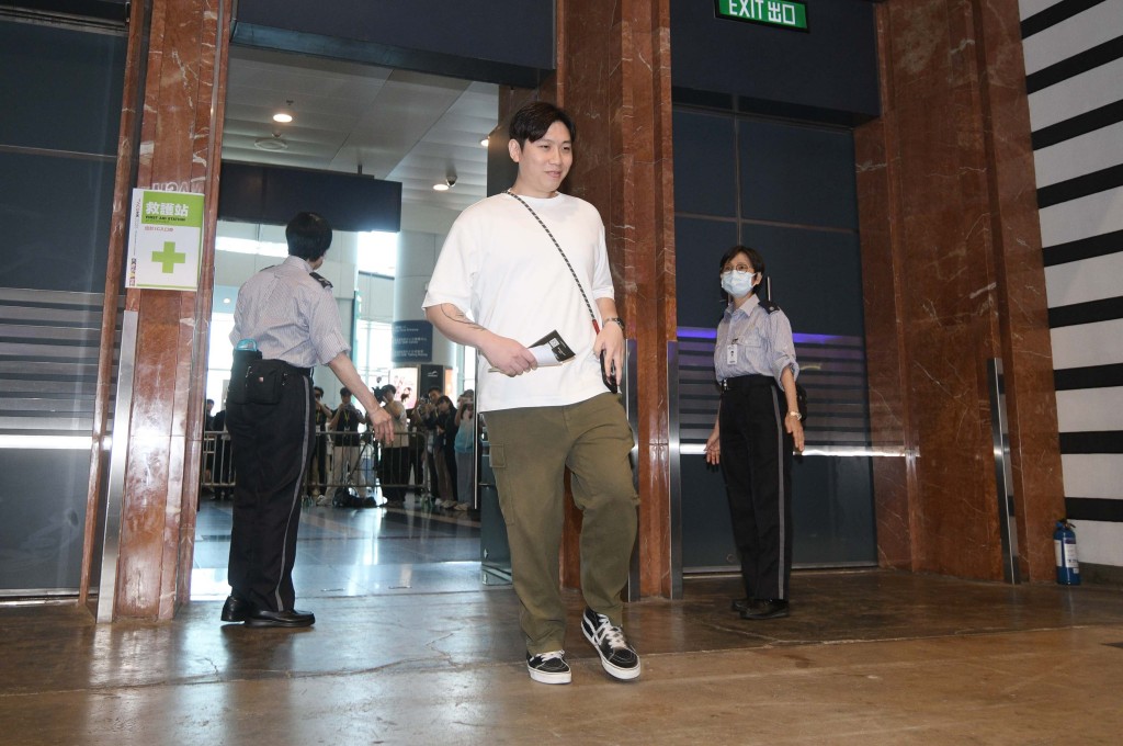 謝先生依照傳統，以「反智轉身」入場。陳浩元攝