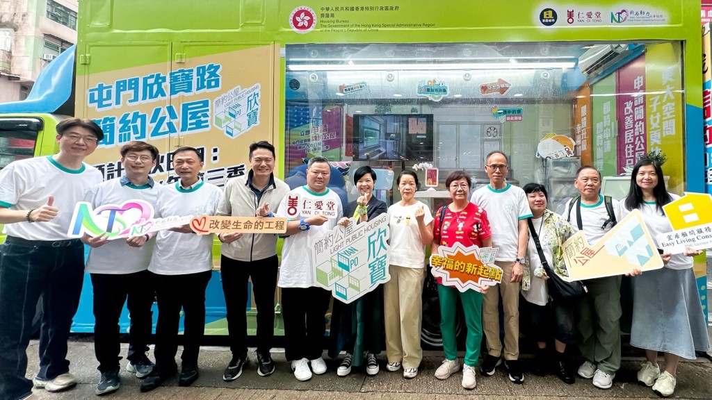 何永賢視察簡約公屋宣傳車 劏房街坊盼遷新居迎曙光落淚