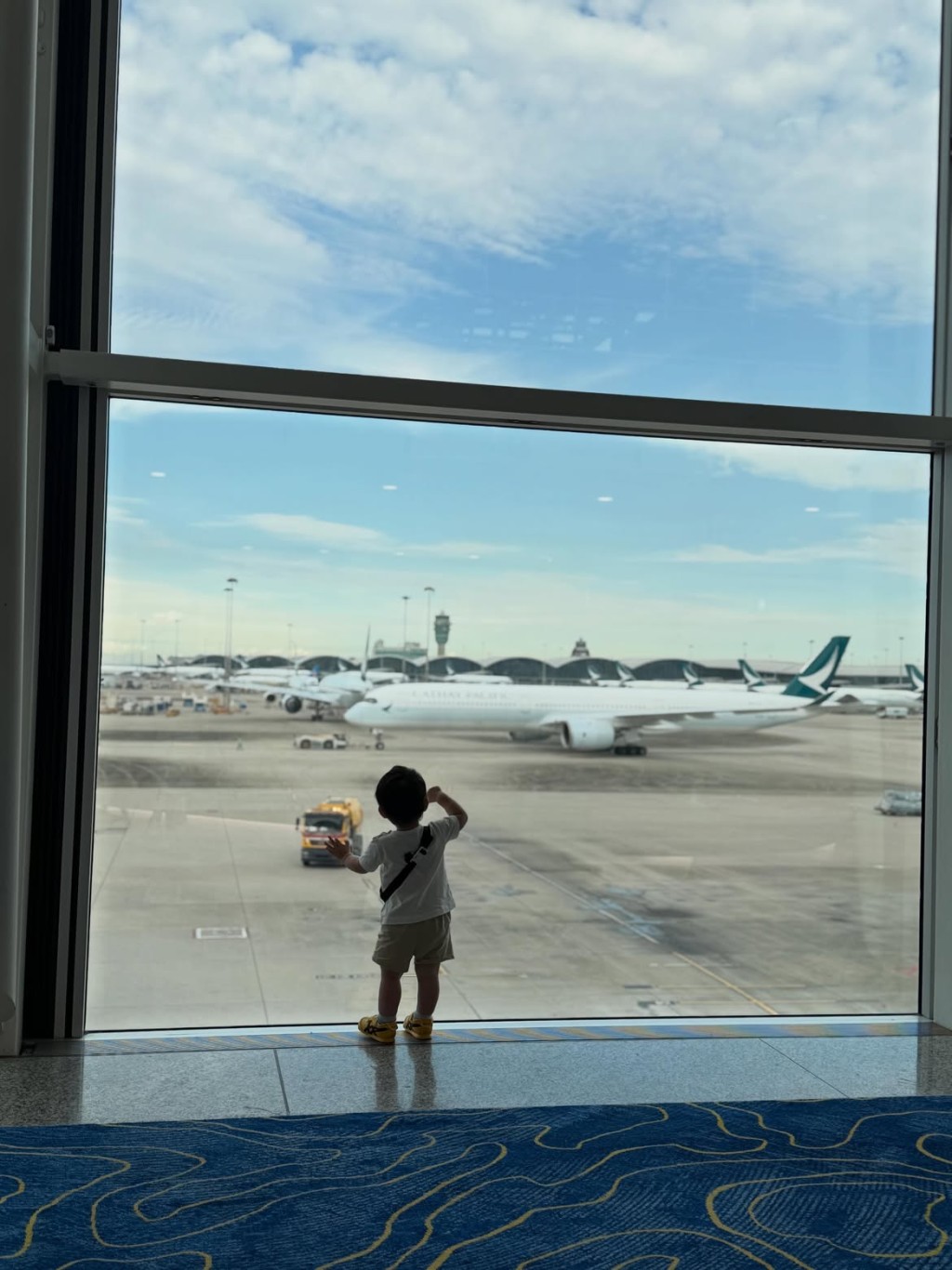 麥明詩早前晒出旅行相,見到囝囝在機場睇飛機。 麥明詩早前晒出旅行相,見到囝囝在機場睇飛機。