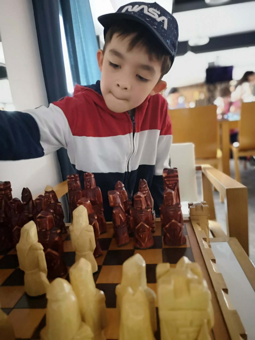 Krystian熱愛國際象棋，多次參加比賽，更是省冠軍。嘉瑩認為波蘭着重啟發小朋友興趣，不會盲目催谷他們讀書。