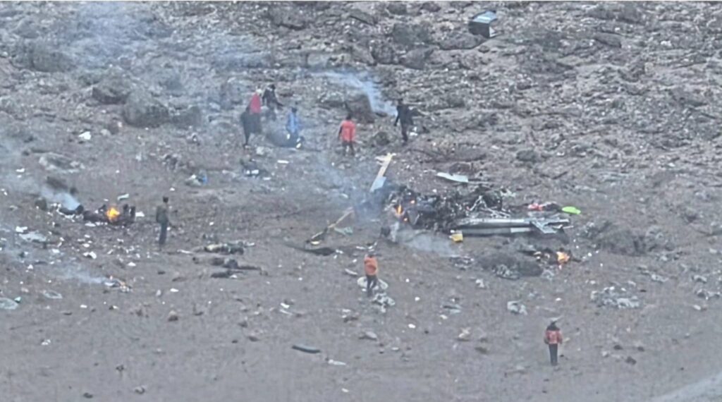 直升機殘骸四散，冒出白煙。Touch 360 Global/FB