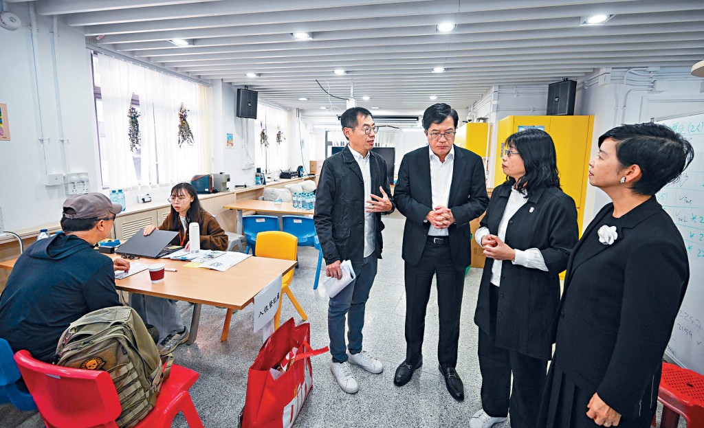 財政司副司長黃偉綸一直關注宏福苑受影響居民的居住情況，他表示政府有信心可在大埔區內覓地興建居屋。