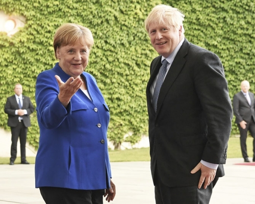 英国首相约翰逊与德国总理默克尔会晤讨论英国脱欧问题。AP