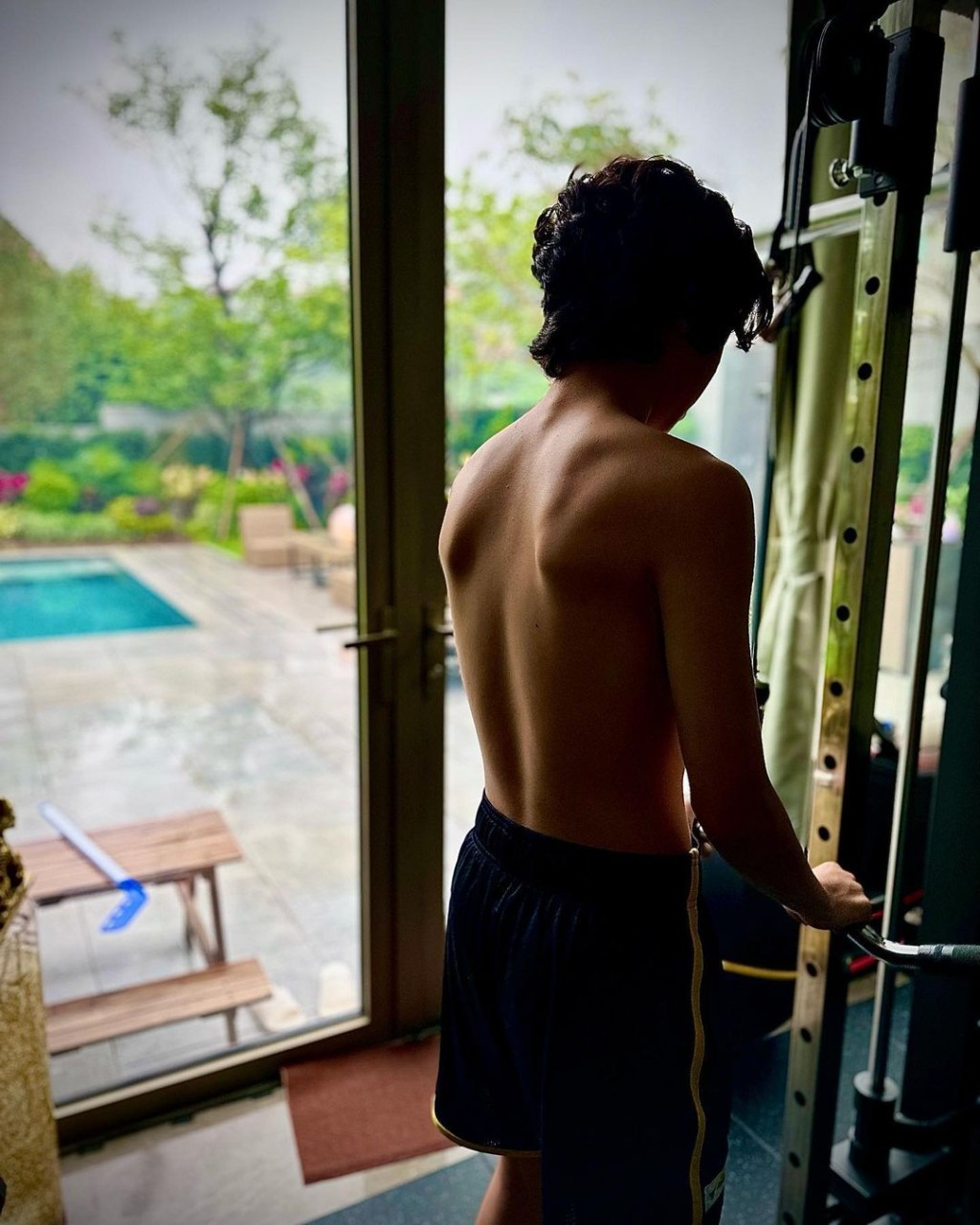 張繼聰今年3月時，於IG分享16歲大仔張瞻赤裸上身晒背肌的照片。