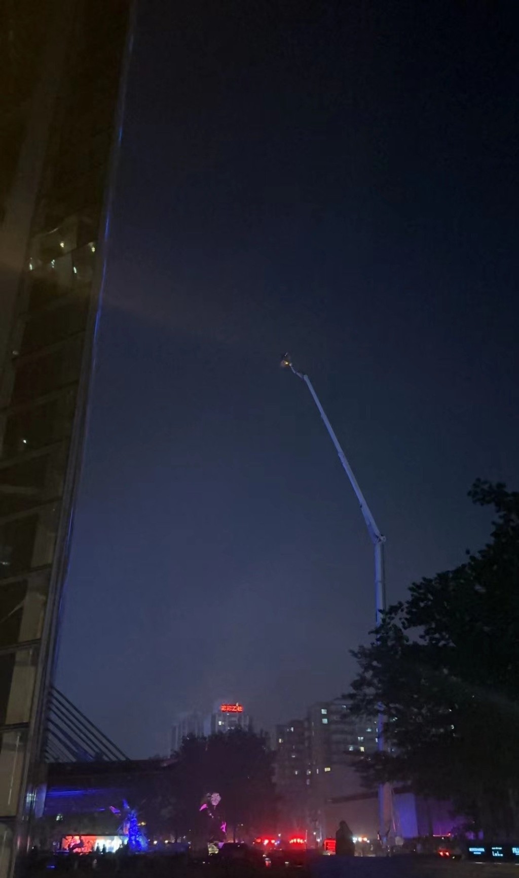 北京知名商場「僑福芳草地」17日晚起火，消防升起雲梯灌救。