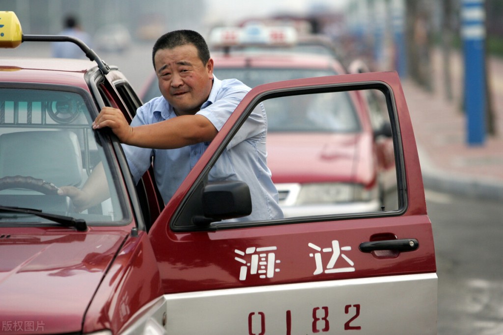 內媒《中國新聞周刊》報道，網約車司機成為許多人彌補收入或失業後的選擇