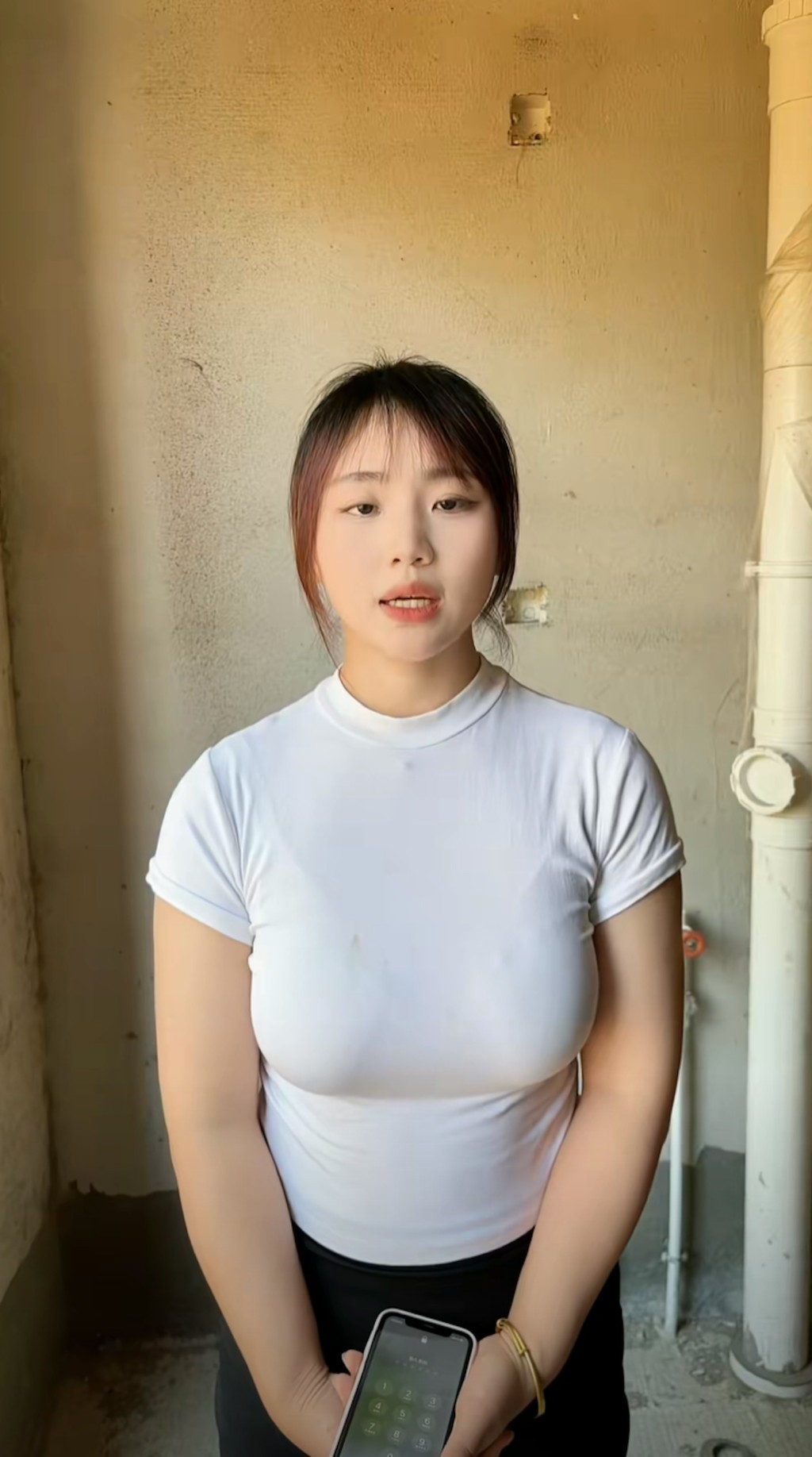 爛尾樓女戶因樣貌和身材成為網民焦點。抖音 爛尾樓女戶因樣貌和身材成為網民焦點。抖音