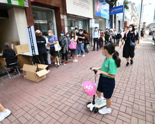 流動檢測車泊於廣福道41號恒生銀行對出的士站附近,吸引大批有市民排隊領取樣本瓶。