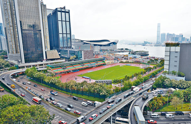 政府現沒有計畫清拆灣仔運動場,當大球場重建後,區內將有兩個運動場供居民及學界使用。
