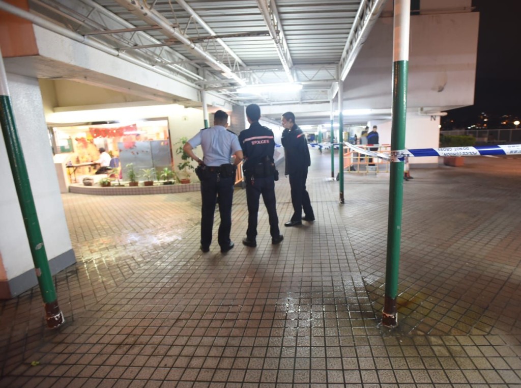 警方及消防正在場調查事件。