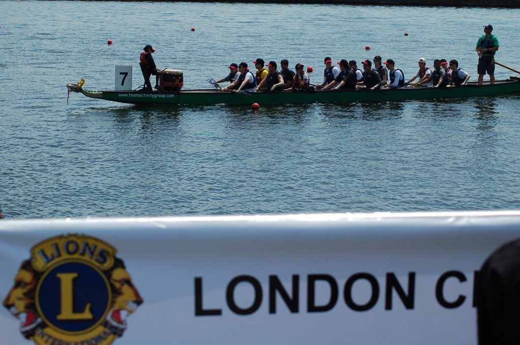 圖為2010年東倫敦舉行龍舟競渡比賽。資料圖片