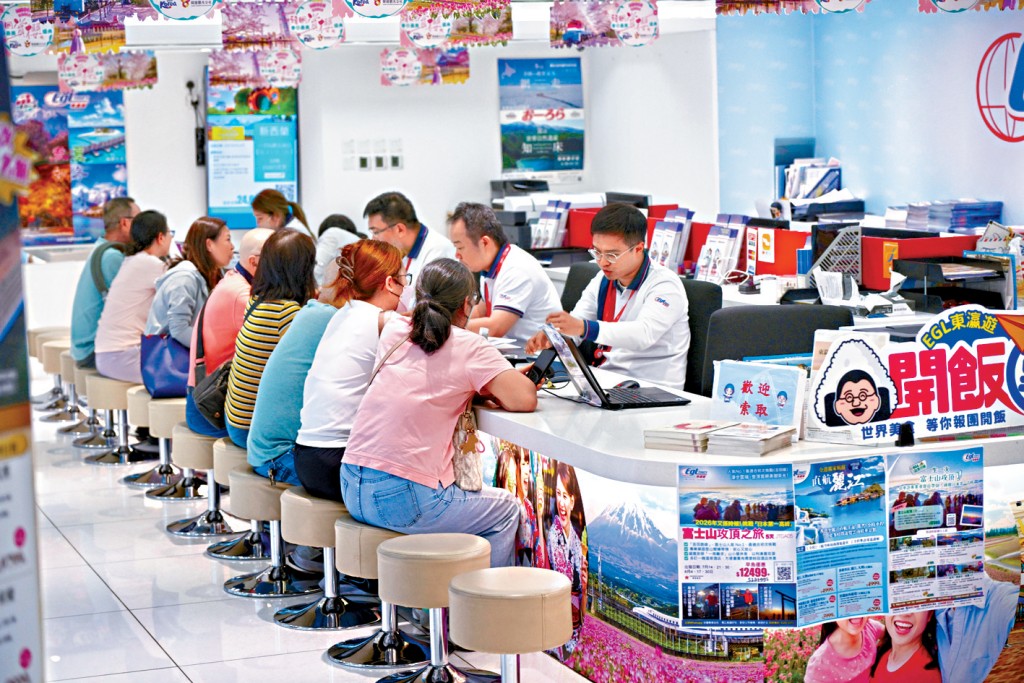 旅行社周末有不少客人，相信受中东战火及燃油附加费高企影响，部分人选择放弃长途旅行，改往内地、日韩等短线团。