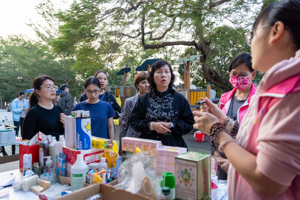 陳美寶日前視察「善樓」來往港鐵大埔墟站的義載服務時,與提供膳食的獅子會義工一起慰問居民。陳美寶網誌圖片 陳美寶日前視察「善樓」來往港鐵大埔墟站的義載服務時,與提供膳食的獅子會義工一起慰問居民。陳美寶網誌圖片