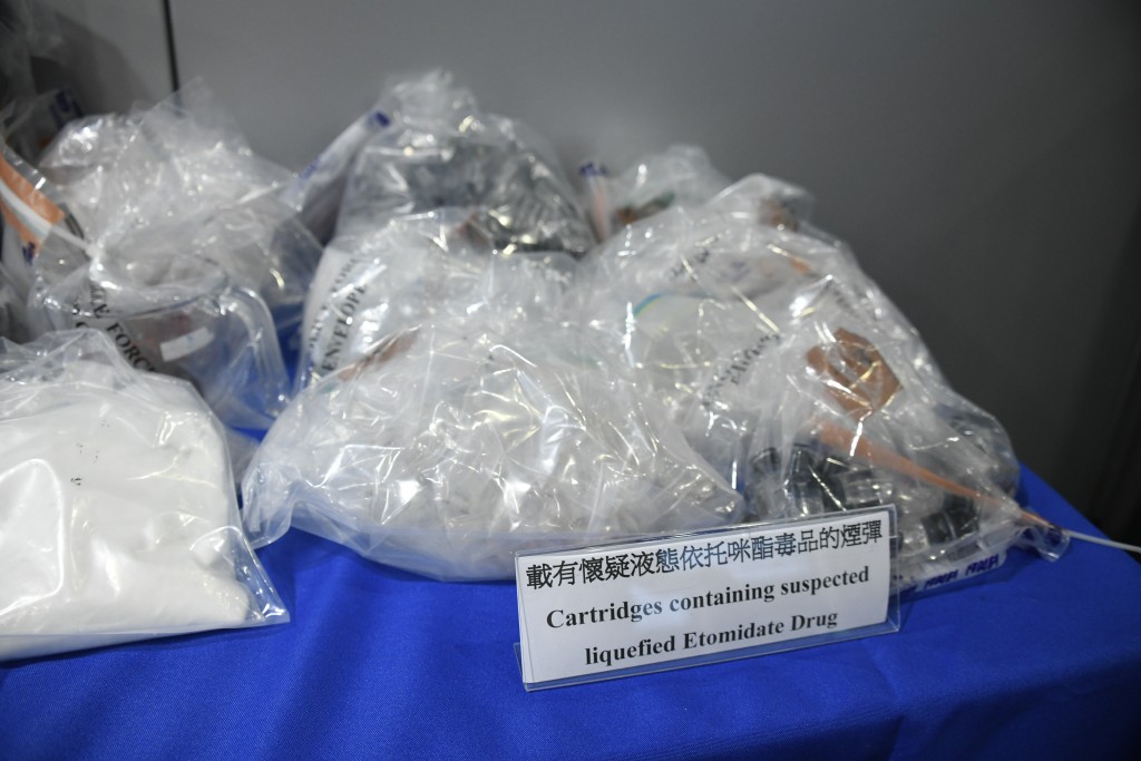 警方在一次行動中檢獲的懷疑太空油毒品及製毒工具。資料圖片 警方在一次行動中檢獲的懷疑太空油毒品及製毒工具。資料圖片