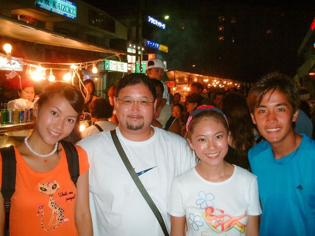 傅嘉莉(左)也有在社交網分享與(左二起)Wilson、黃婉伶和李逸朗的舊照。