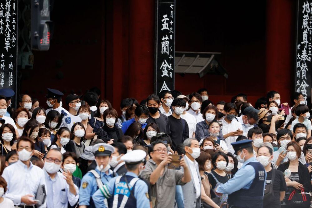 東京增上寺外大批人潮，正等待安倍的靈車。AP圖