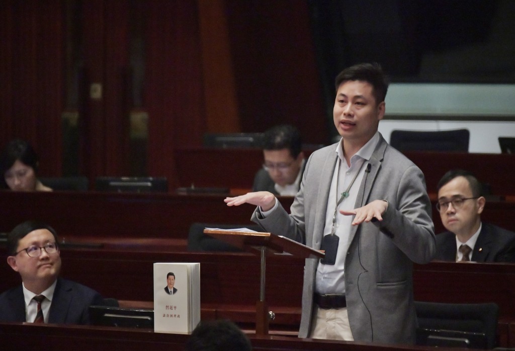 何俊賢建議政府向工廠大廈劏房派發指定指定垃圾袋。戶資料圖片