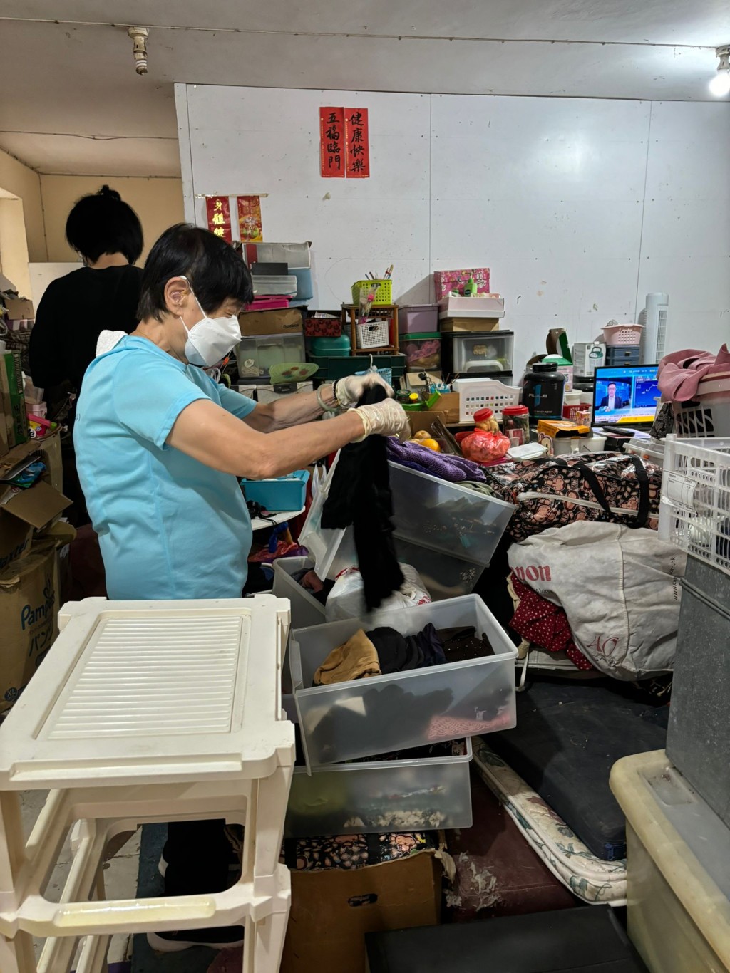 老馮曾服務一名飼養貓咪、曾在屋内跌倒的獨居婆婆，義工入屋後發現環境惡劣，不但雪櫃有許多過期食物，雜物亦多得令人舉步維艱。受訪者提供