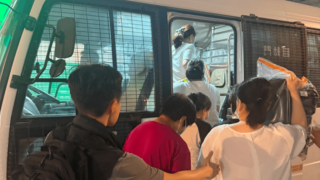 深水埗住宅單位變非法麻雀賭檔 警拘56歲男負責人及8賭客。警方提供