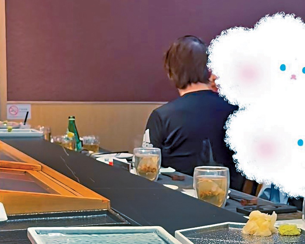 涉事男子身穿黑衣，在壽司店內同女事主爭執。 