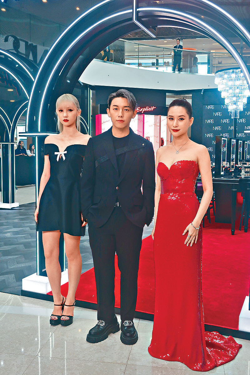 左起：归绰峣、张天赋及何超莲出席彩妆活动。