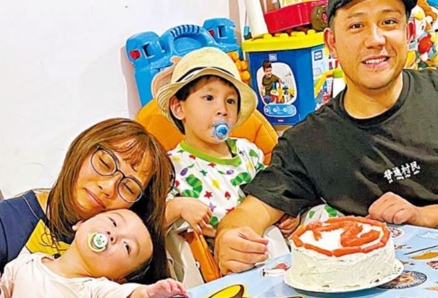 貼出一家四口合照。