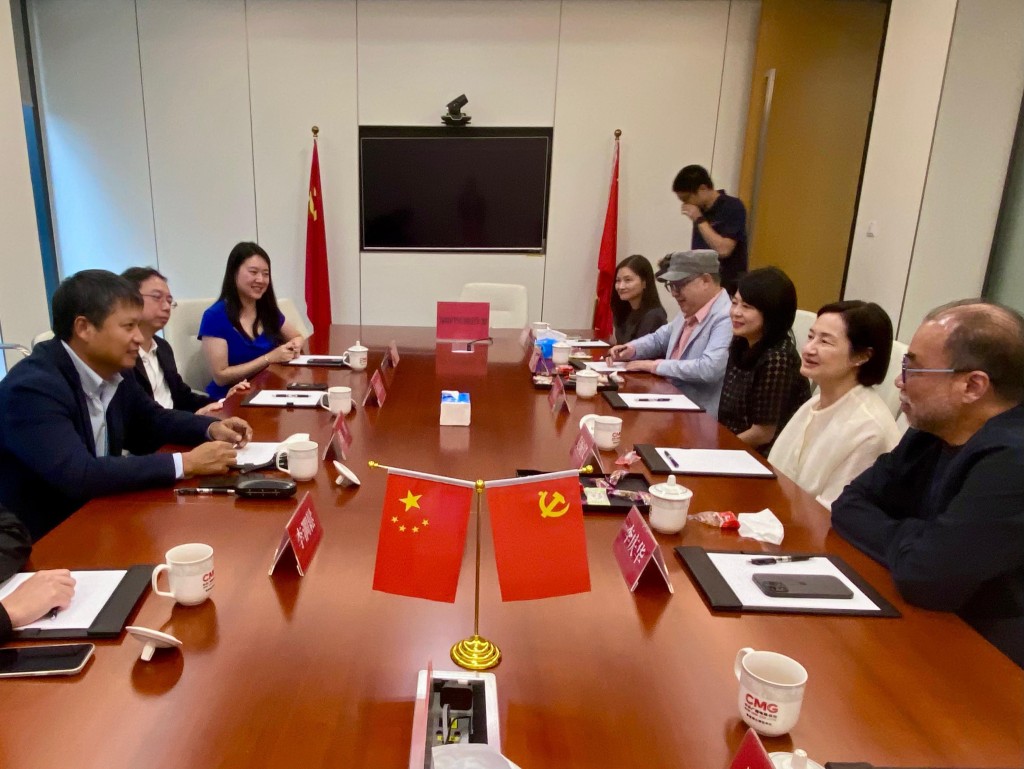 關婉儀(右二)與央視粵港澳大灣區中心副召集人胡翼(左一)會面。 關婉儀(右二)與央視粵港澳大灣區中心副召集人胡翼(左一)會面。
