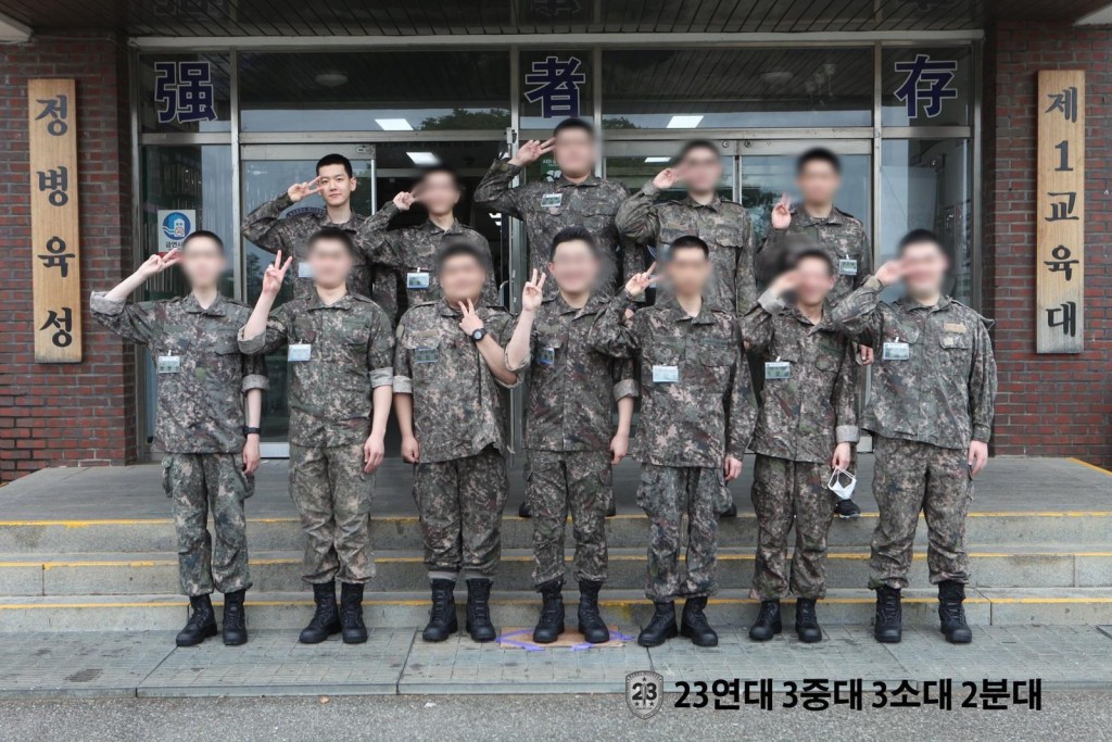伯賢和軍中同袍合照。